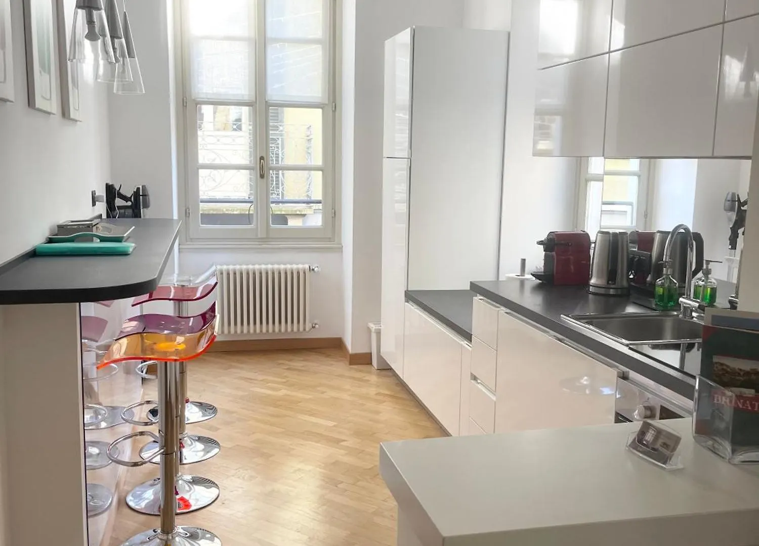 Charming Como: Downtown Apartment with Dual Bedrooms and Bathrooms