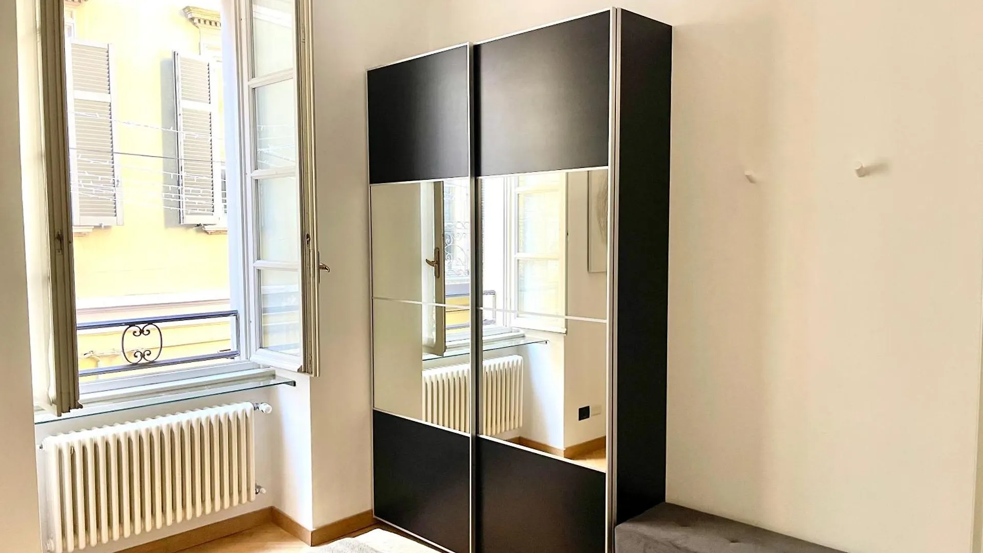 Charming Como: Downtown Apartment with Dual Bedrooms and Bathrooms Como