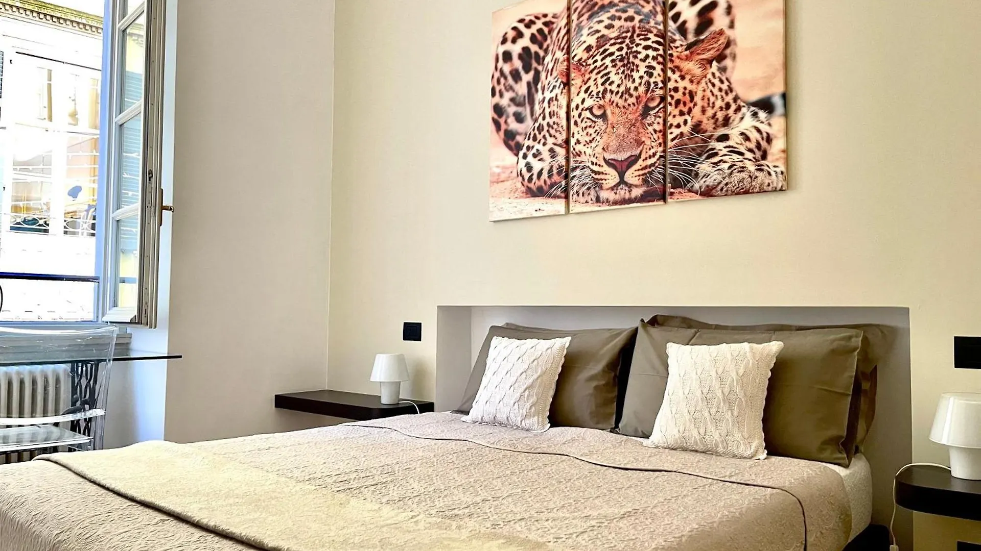 Charming Como - Apartment Downtown In The Pedestrian Area With 2 Double Bedrooms And 2 Complete Bathrooms A Spacious Living Room And Full Equipped Kitchen contacts