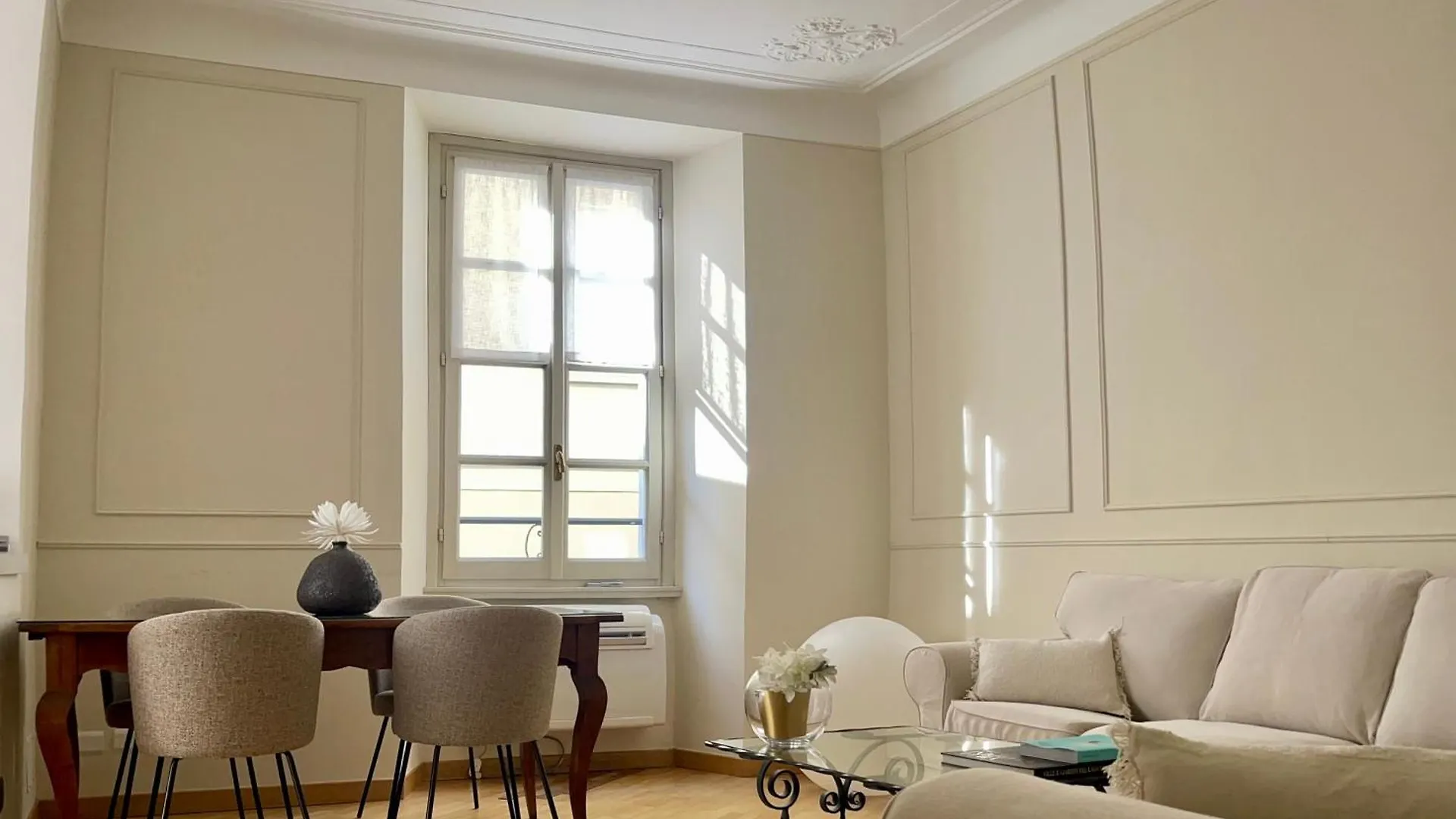Charming Como: Downtown Apartment with Dual Bedrooms and Bathrooms 0*, Como