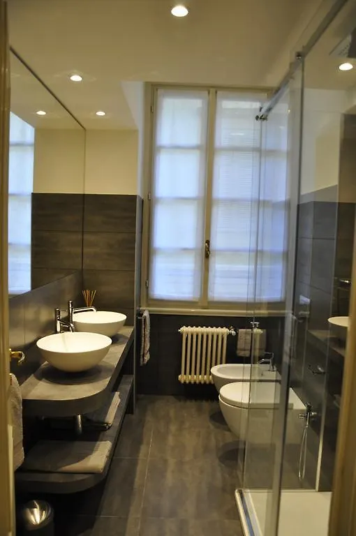 Charming Como: Downtown Apartment with Dual Bedrooms and Bathrooms 0*, Como