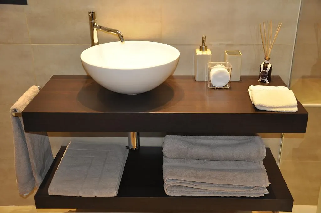 Charming Como: Downtown Apartment with Dual Bedrooms and Bathrooms Como