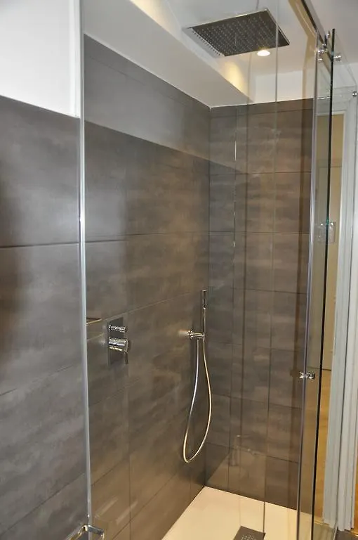 Charming Como: Downtown Apartment with Dual Bedrooms and Bathrooms 0*, Como Italy