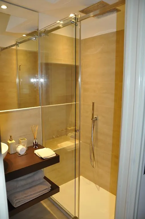 Charming Como: Downtown Apartment with Dual Bedrooms and Bathrooms