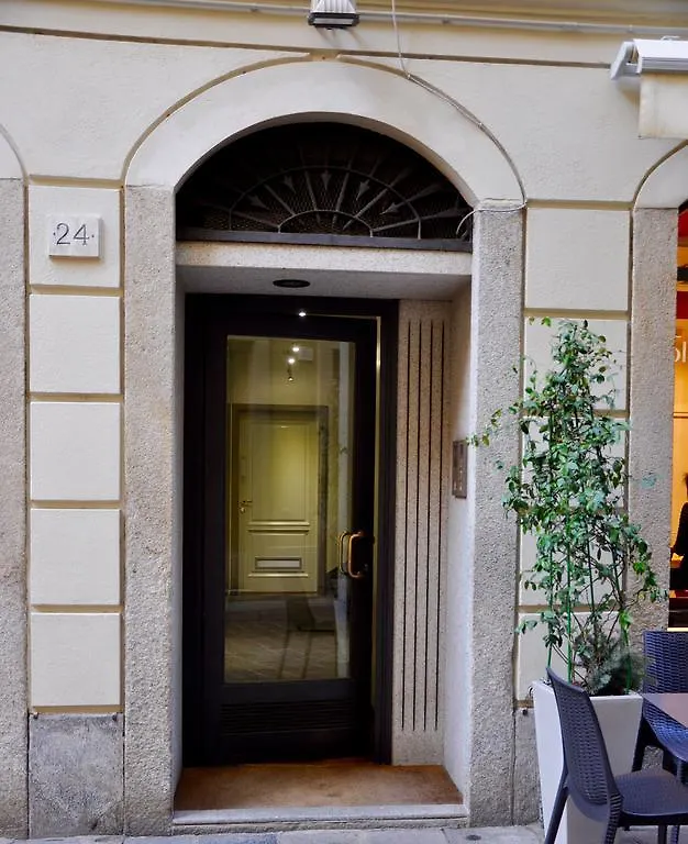 Charming Como: Downtown Apartment with Dual Bedrooms and Bathrooms